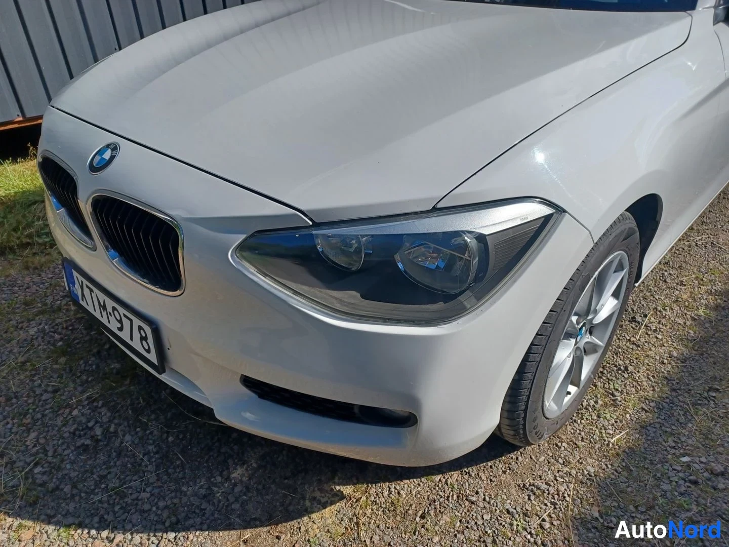 Valkoinen BMW 118d 2012, etuviisto, keula vasemmalle, kuva 4