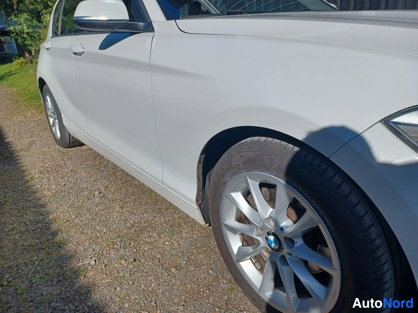 Valkoinen BMW 118d 2012, etuviisto, keula oikealle, kuva 7