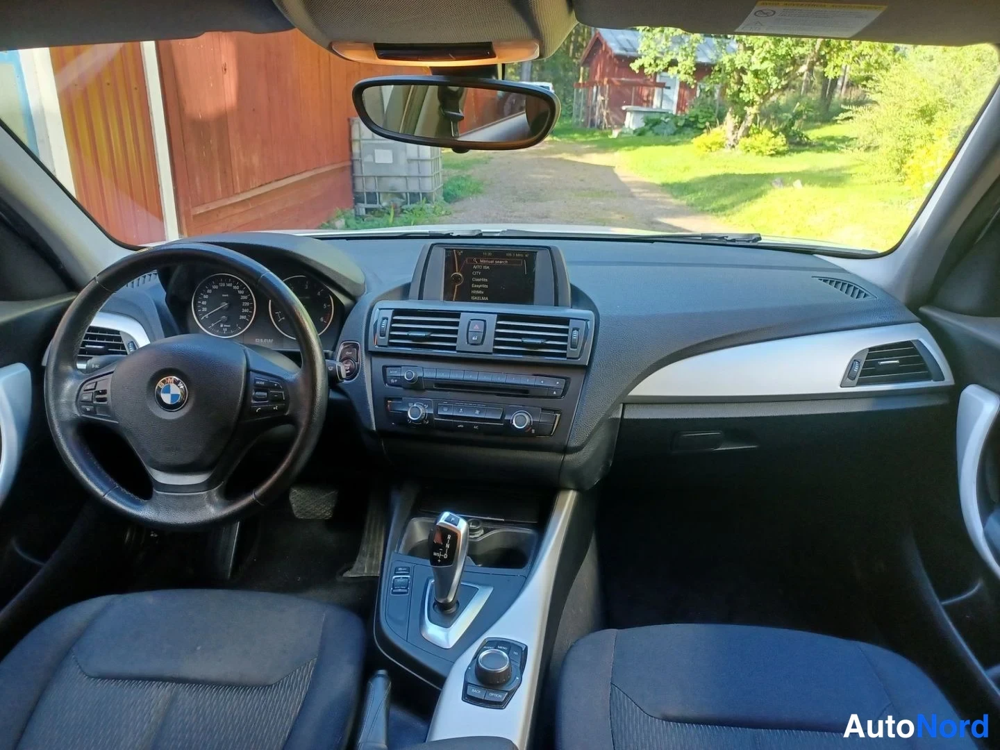 Valkoinen BMW 118d 2012, ohjaamo, kuva 15