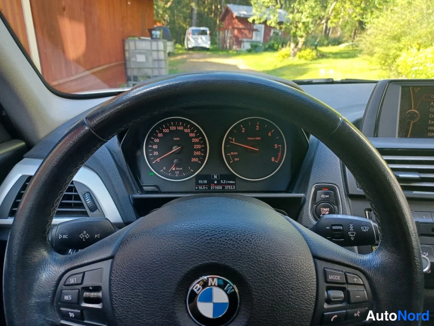 Valkoinen BMW 118d 2012, ohjaamo, kuva 17
