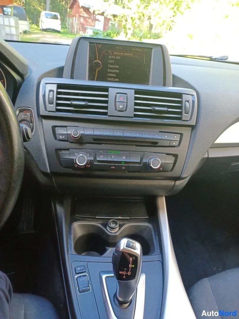 Valkoinen BMW 118d 2012, ohjaamo, kuva 16