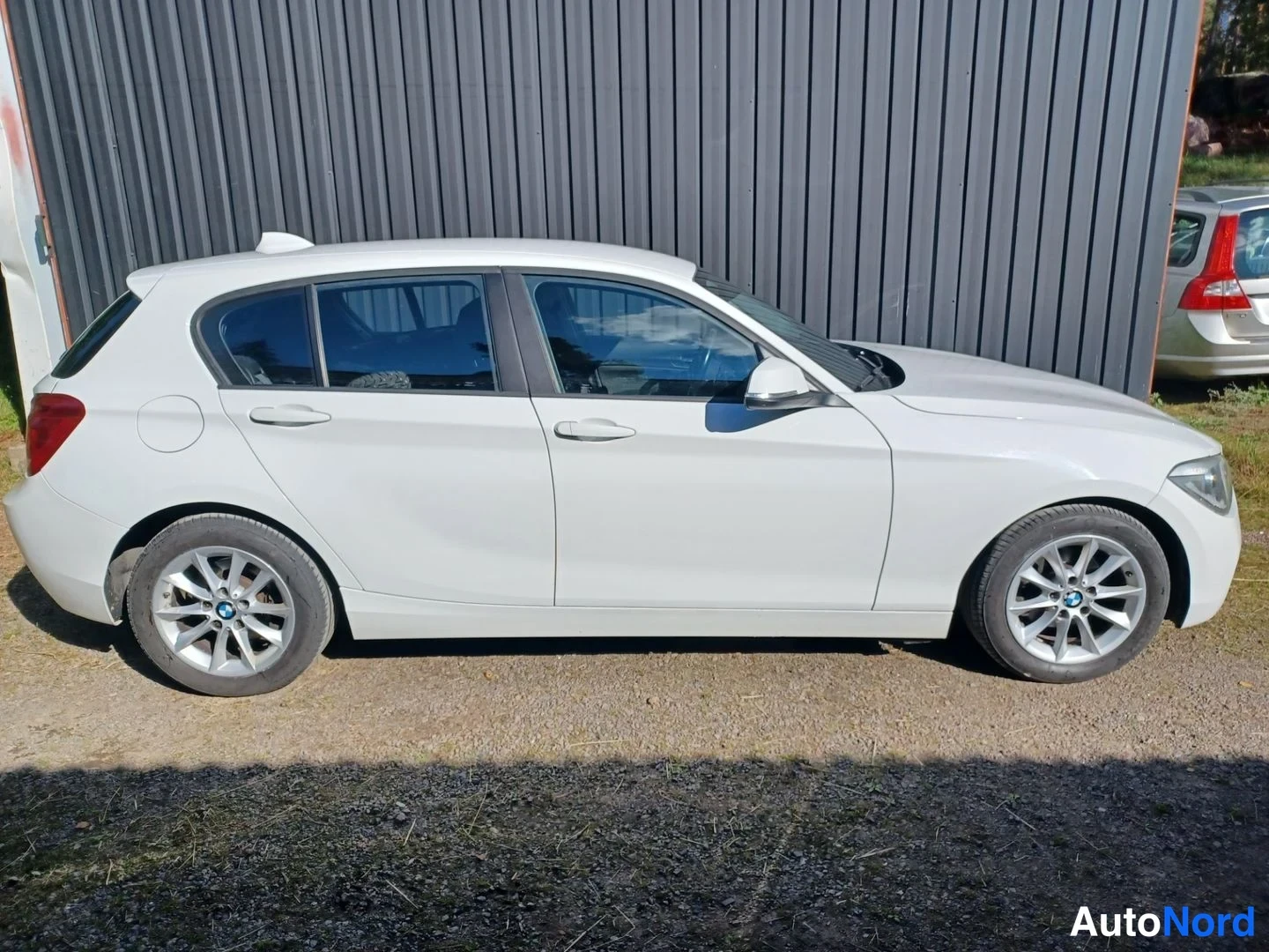 Valkoinen BMW 118d 2012, etuviisto, keula oikealle, kuva 6