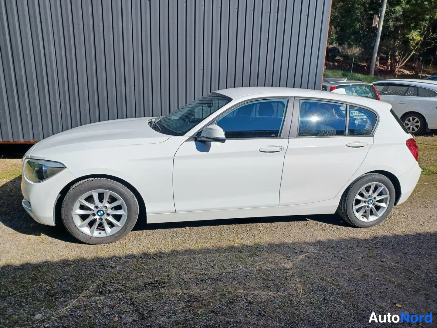 Valkoinen BMW 118d 2012, etuviisto, keula vasemmalle, kuva 2