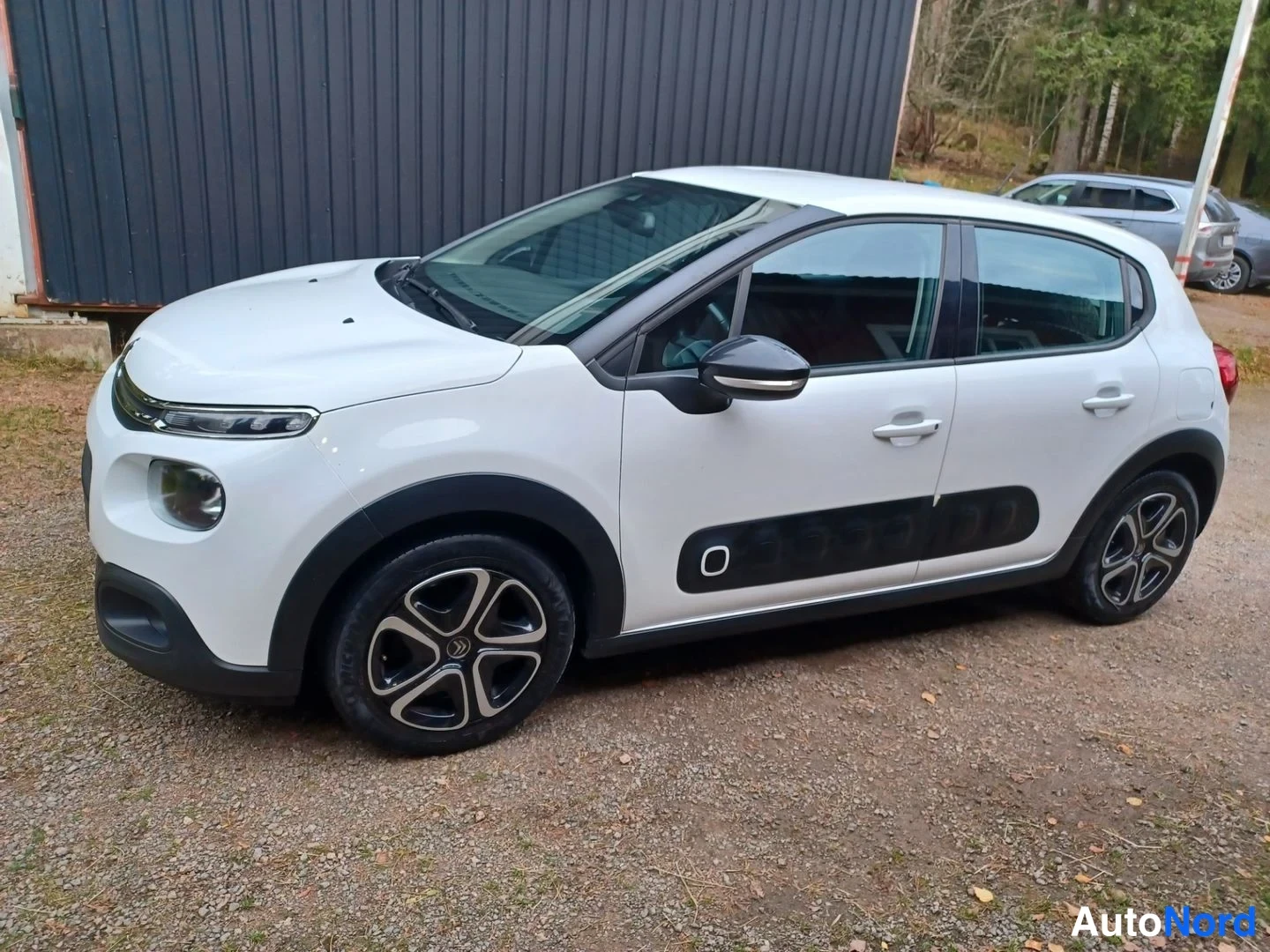 Valkoinen Citroen C3 2017, etuviisto, keula vasemmalle, kuva 2