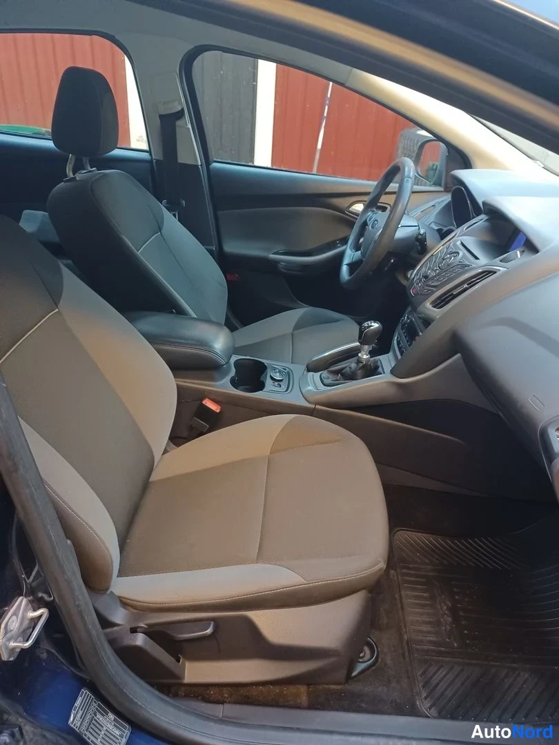 Sininen Ford Focus 2011, etuistuimet, kuva 10