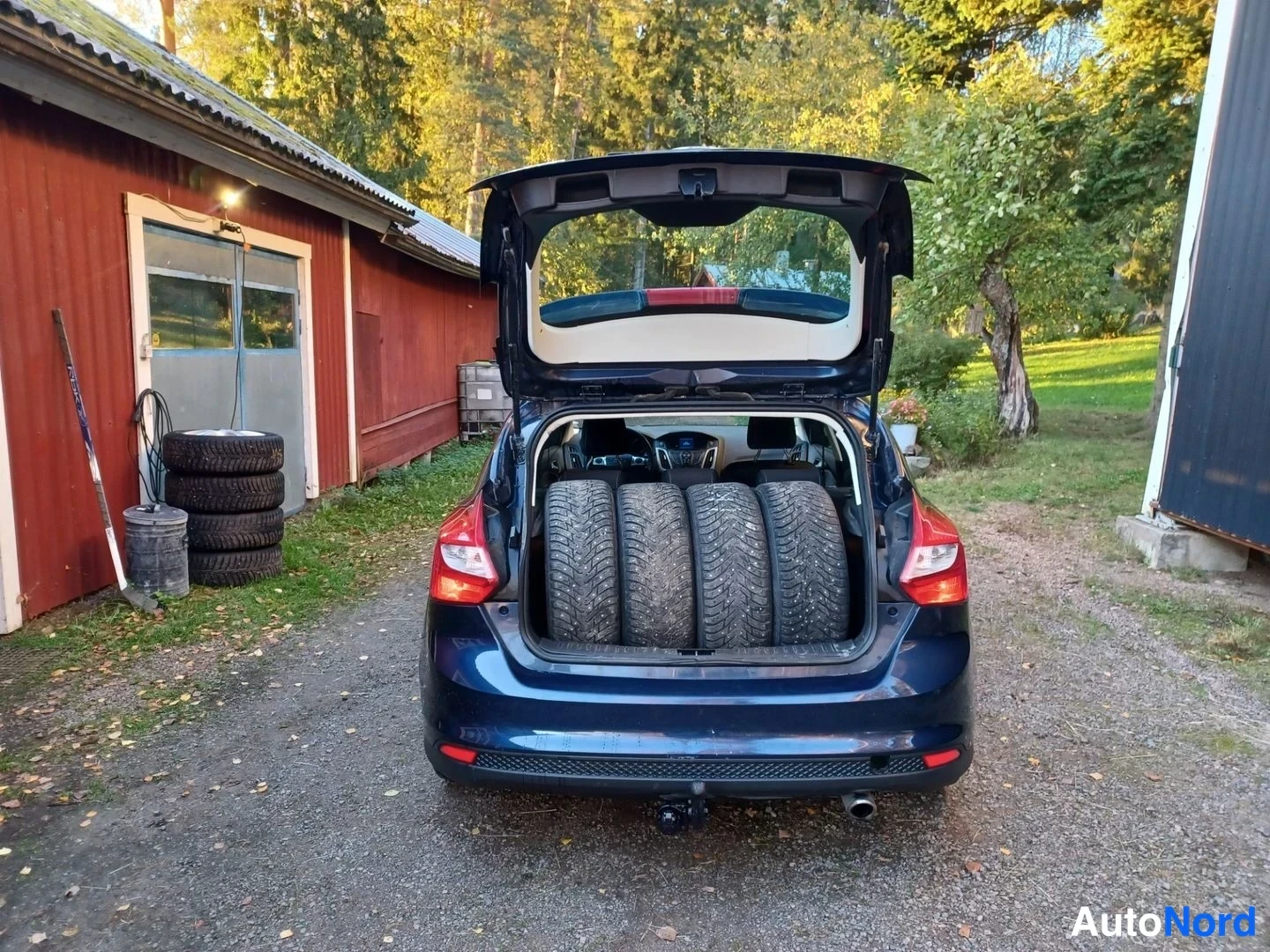 Sininen Ford Focus 2011, tavaratila, kuva 12