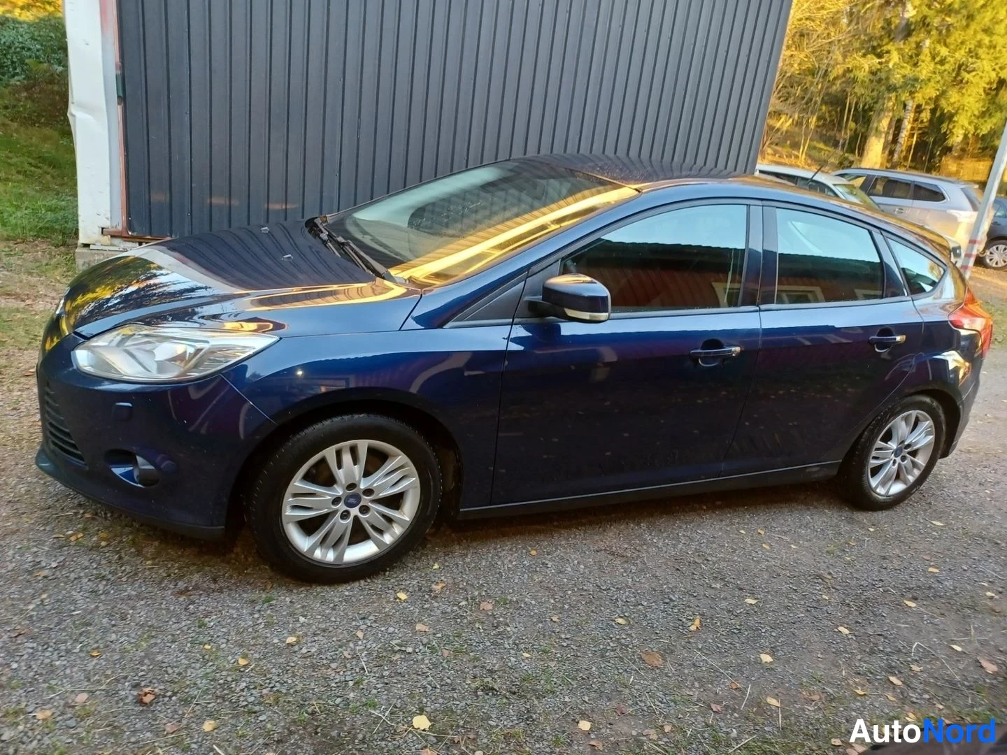 Sininen Ford Focus 2011, etuviisto, keula vasemmalle, kuva 2