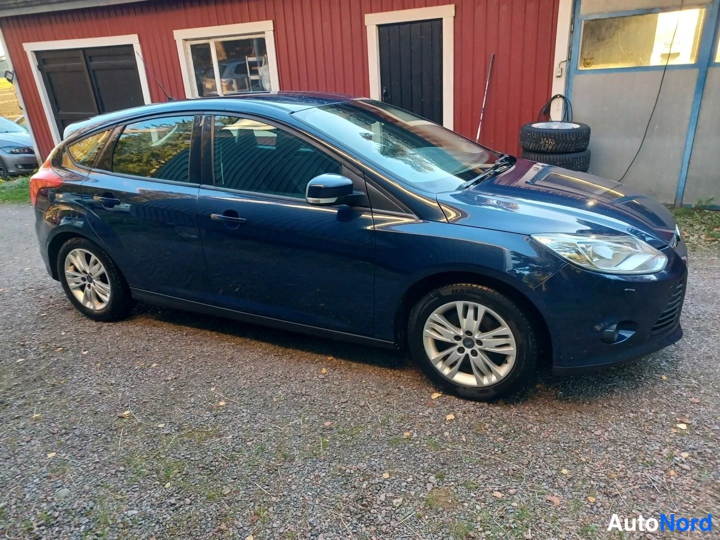 Sininen Ford Focus 2011, etuviisto, keula oikealle, kuva 4