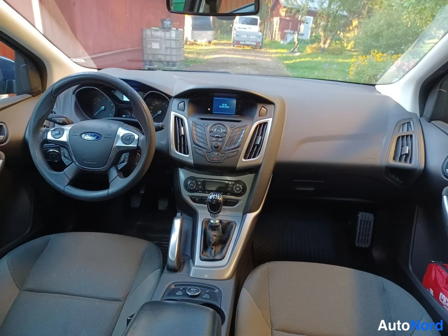 Sininen Ford Focus 2011, ohjaamo, kuva 9
