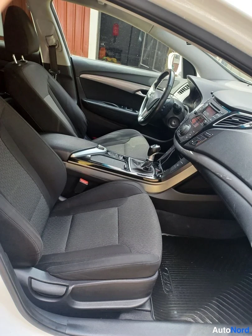 Valkoinen Hyundai i40 2012, ohjaamo, kuva 16