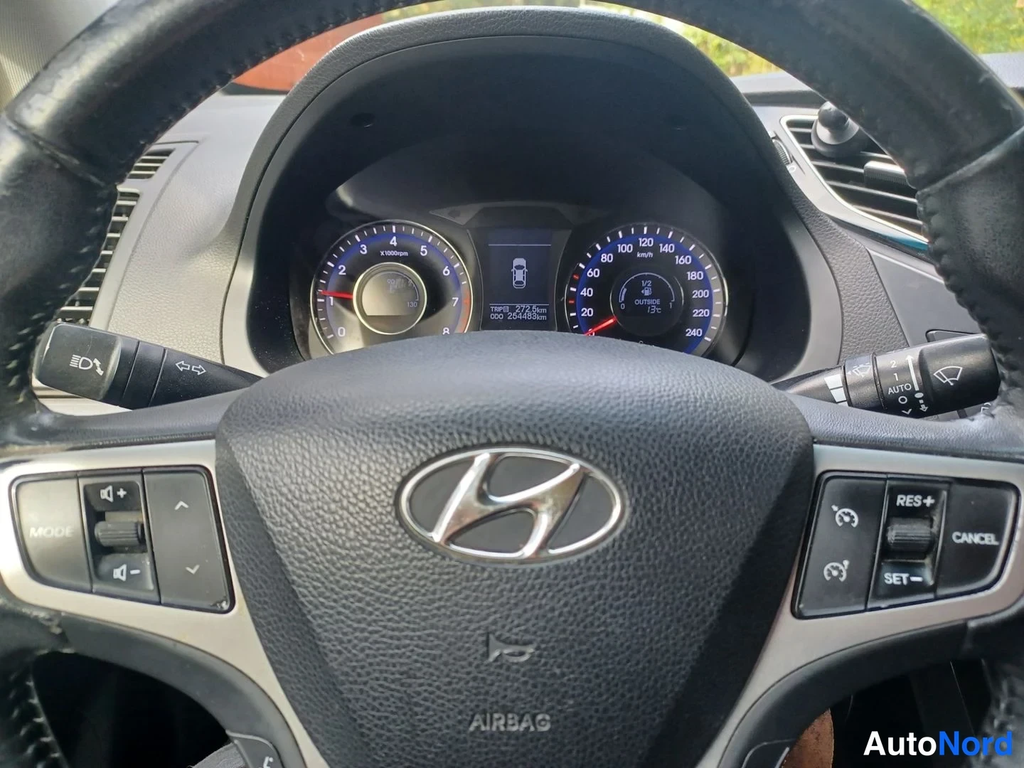 Valkoinen Hyundai i40 2012, yksityiskohta, kuva 19