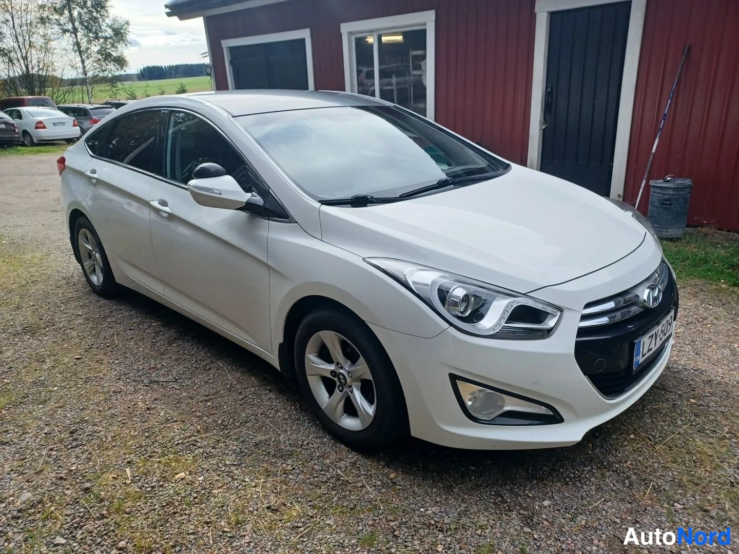 Valkoinen Hyundai i40 2012, etuviisto, keula oikealle, kuva 5