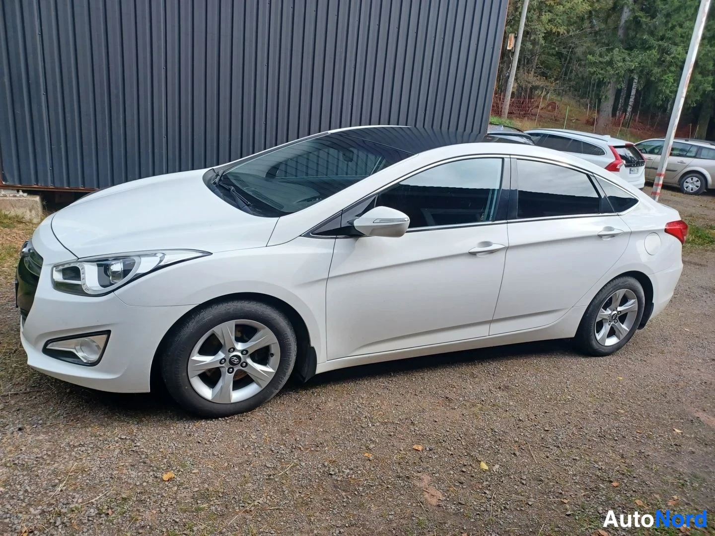 Valkoinen Hyundai i40 2012, etuviisto, keula vasemmalle, kuva 2