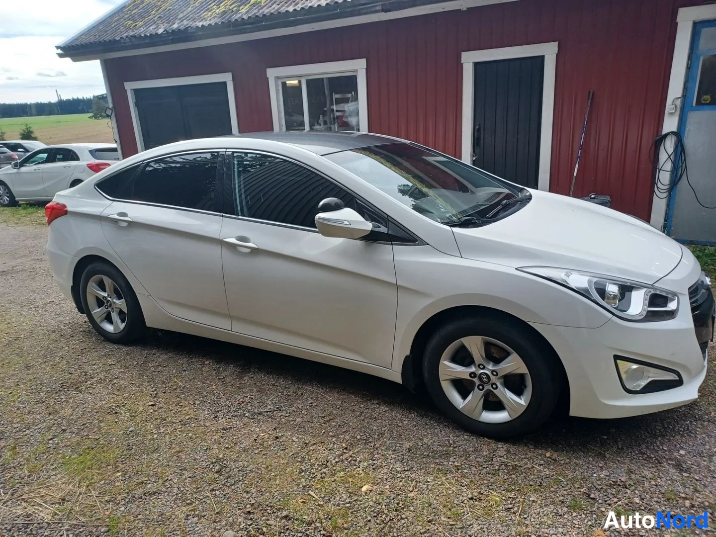 Valkoinen Hyundai i40 2012, etuviisto, keula oikealle, kuva 4