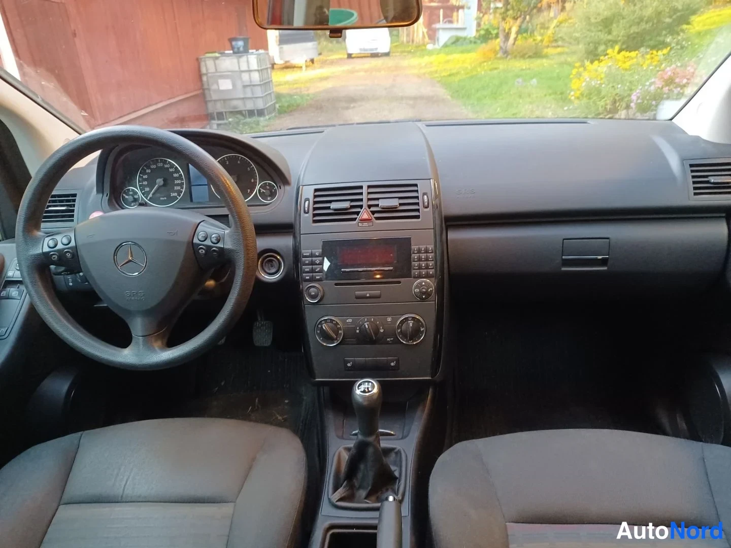 Punainen Mercedes-Benz A  Viistoper 2005, ohjaamo, kuva 9