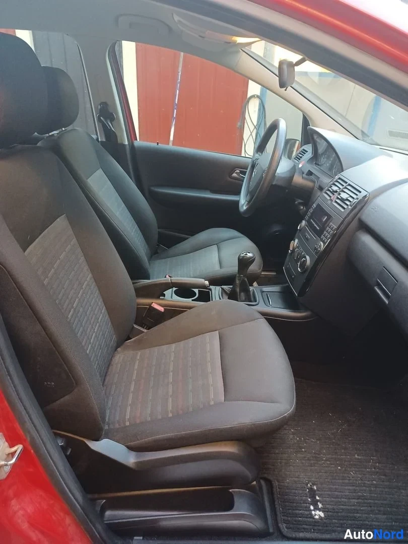 Punainen Mercedes-Benz A  Viistoper 2005, etuistuimet, kuva 11