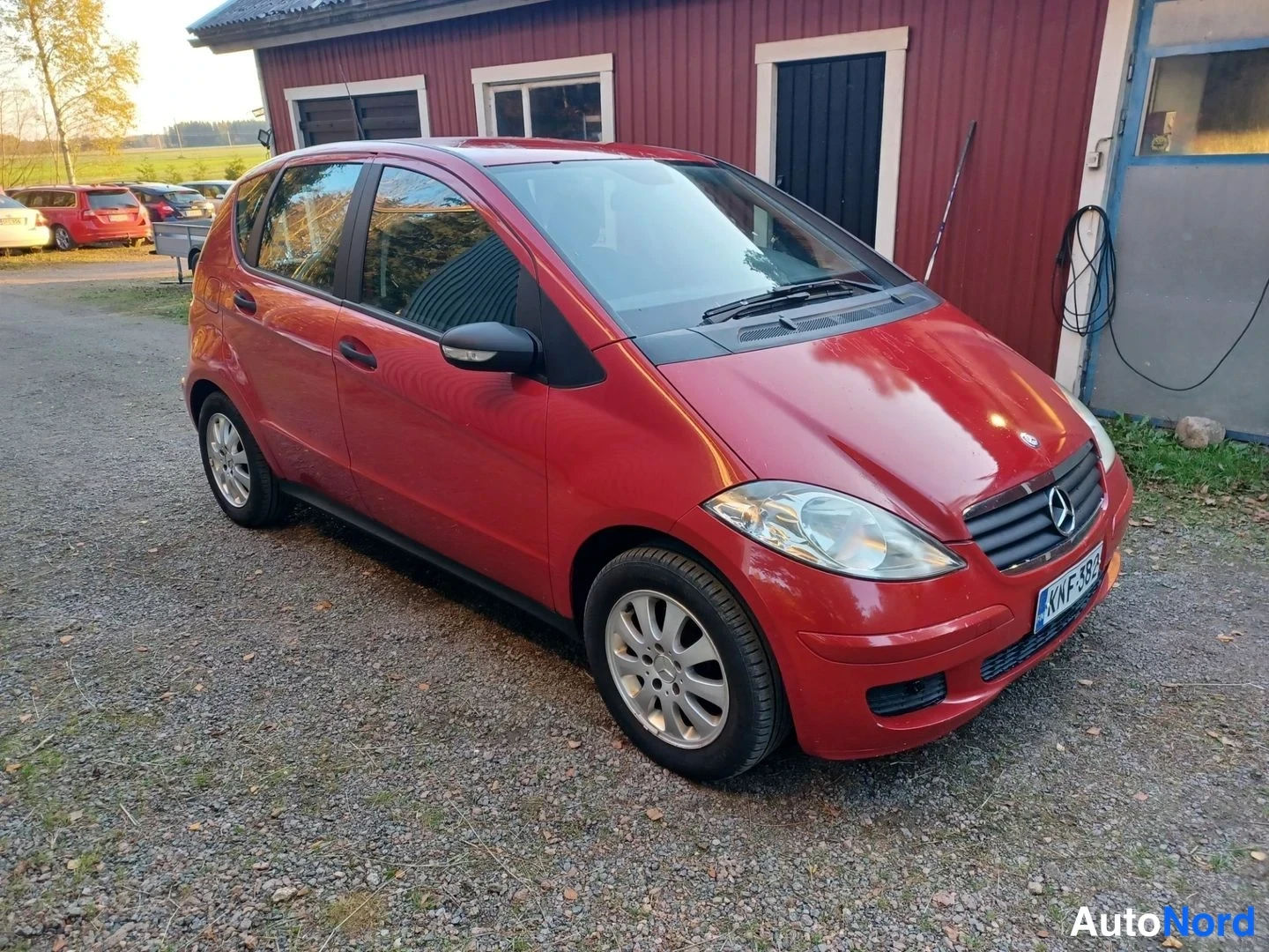 Punainen Mercedes-Benz A  Viistoper 2005, etuviisto, keula oikealle, kuva 3