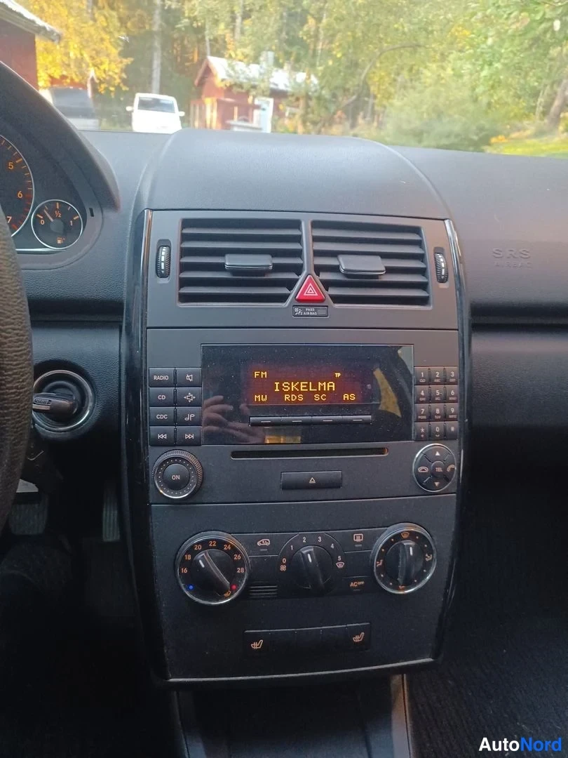 Punainen Mercedes-Benz A  Viistoper 2005, ohjaamo, kuva 10