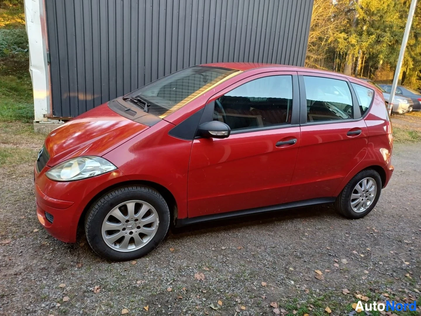 Punainen Mercedes-Benz A  Viistoper 2005, etuviisto, keula vasemmalle, kuva 2