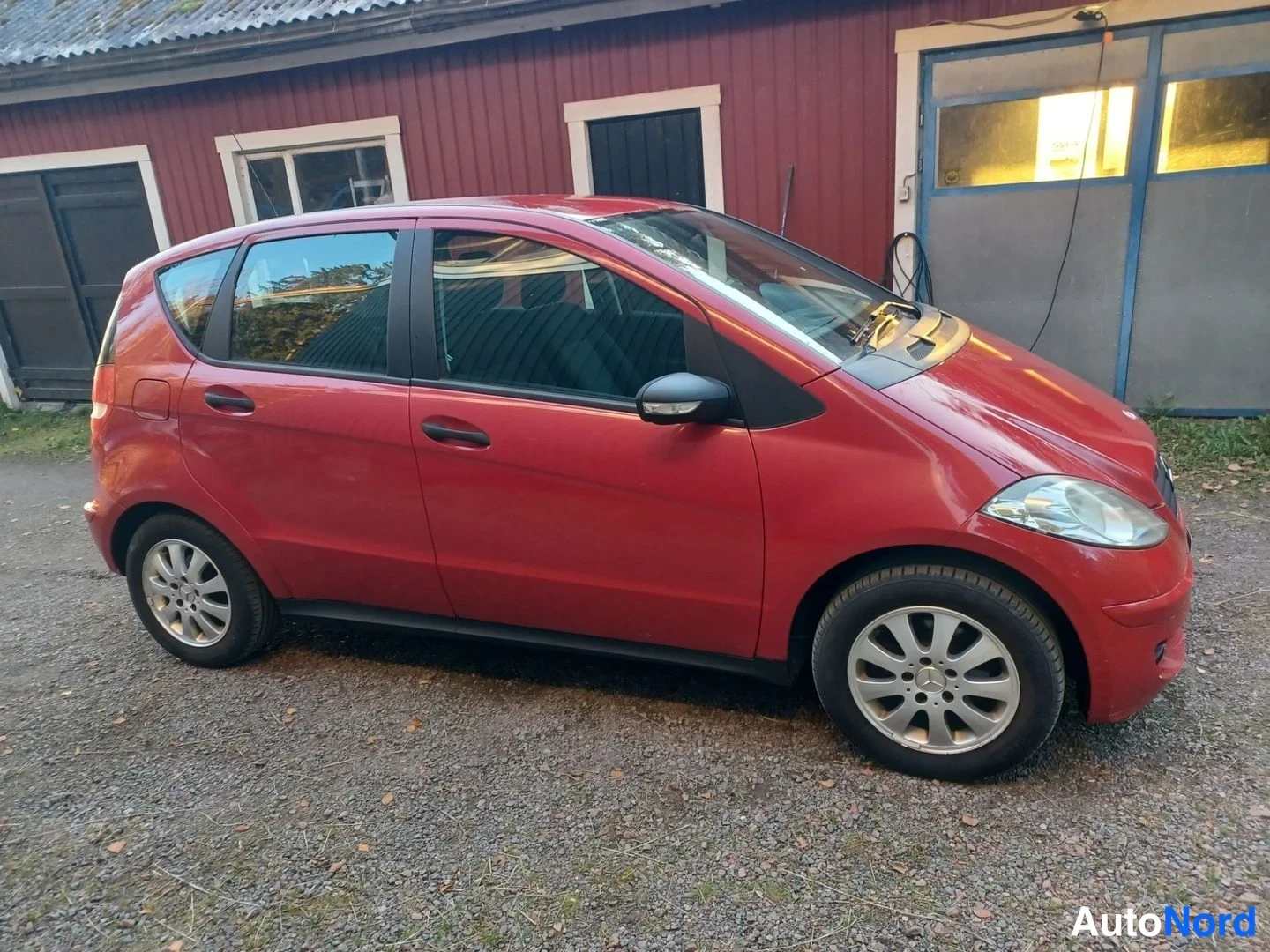 Punainen Mercedes-Benz A  Viistoper 2005, sivulta, kuva 5