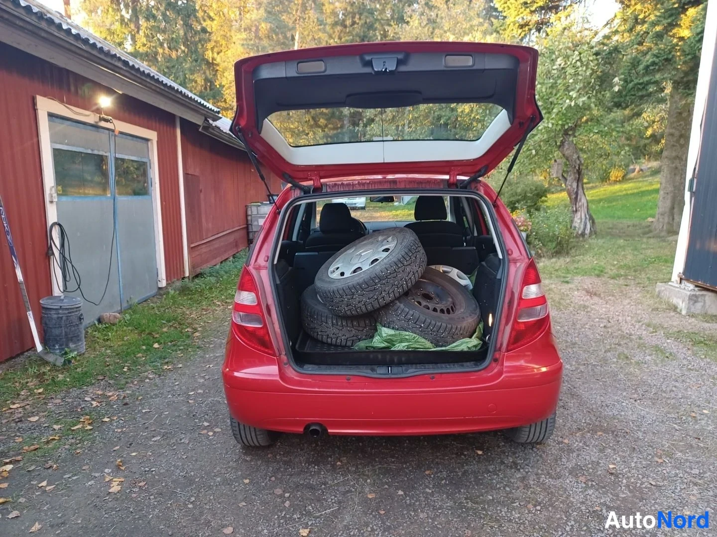 Punainen Mercedes-Benz A  Viistoper 2005, tavaratila, kuva 12