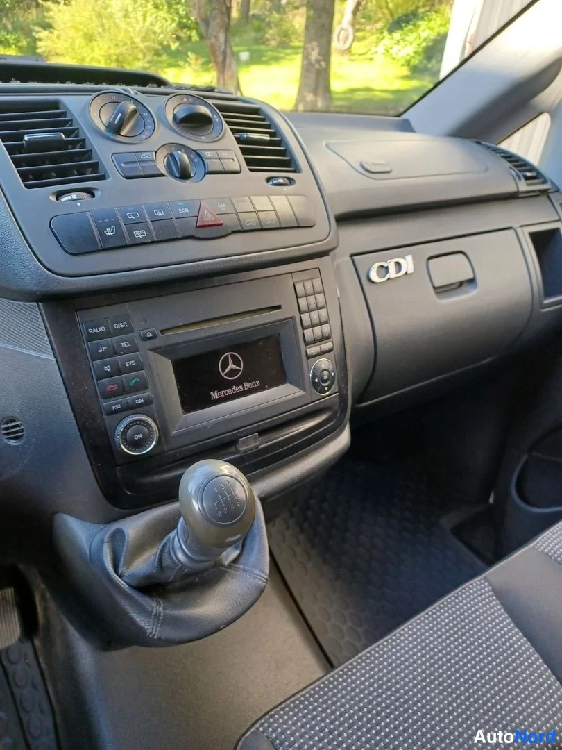 Valkoinen Mercedes-Benz Vito 110 CDI 2011, ohjaamo, kuva 11