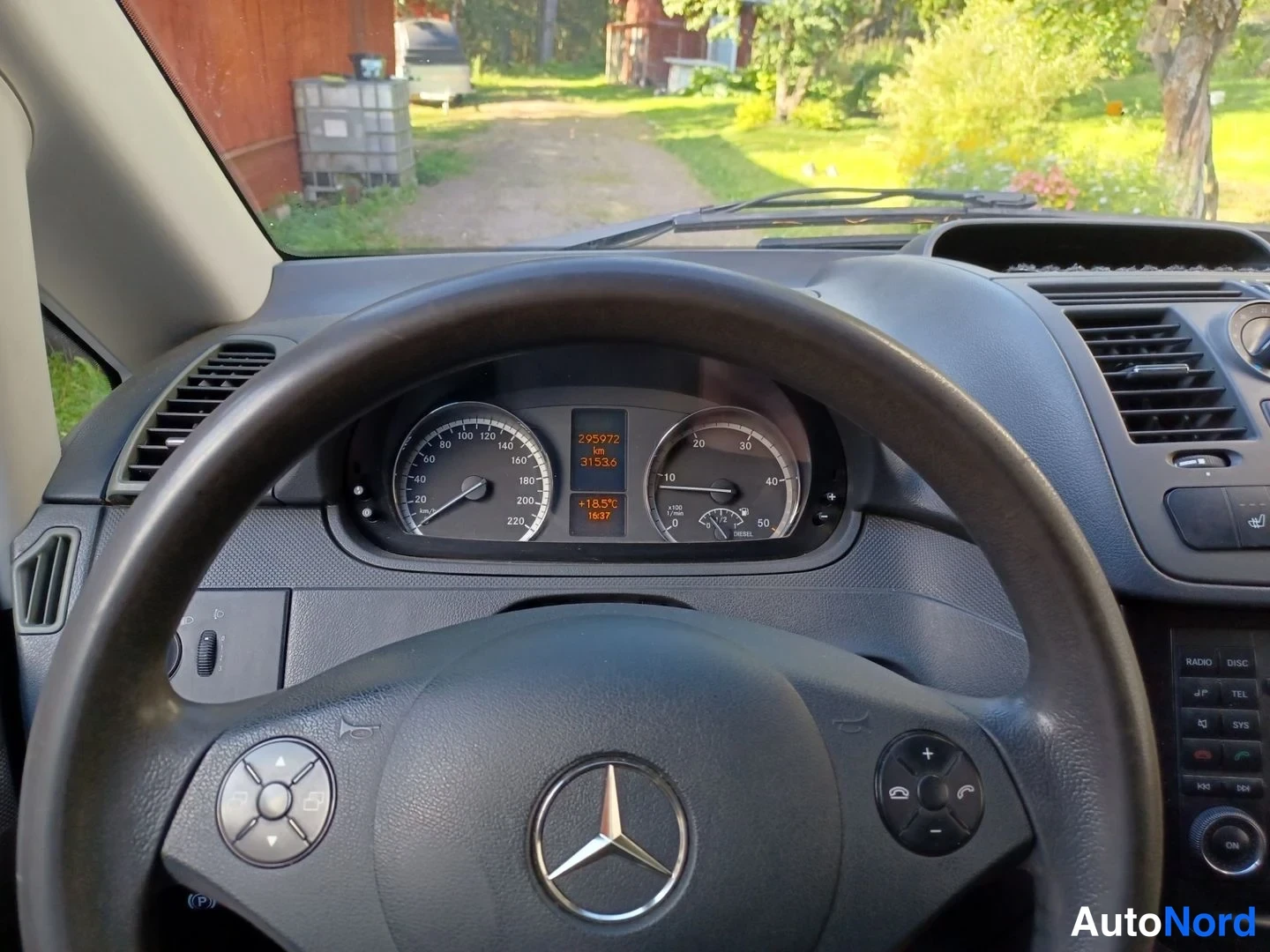 Valkoinen Mercedes-Benz Vito 110 CDI 2011, yksityiskohta, kuva 16