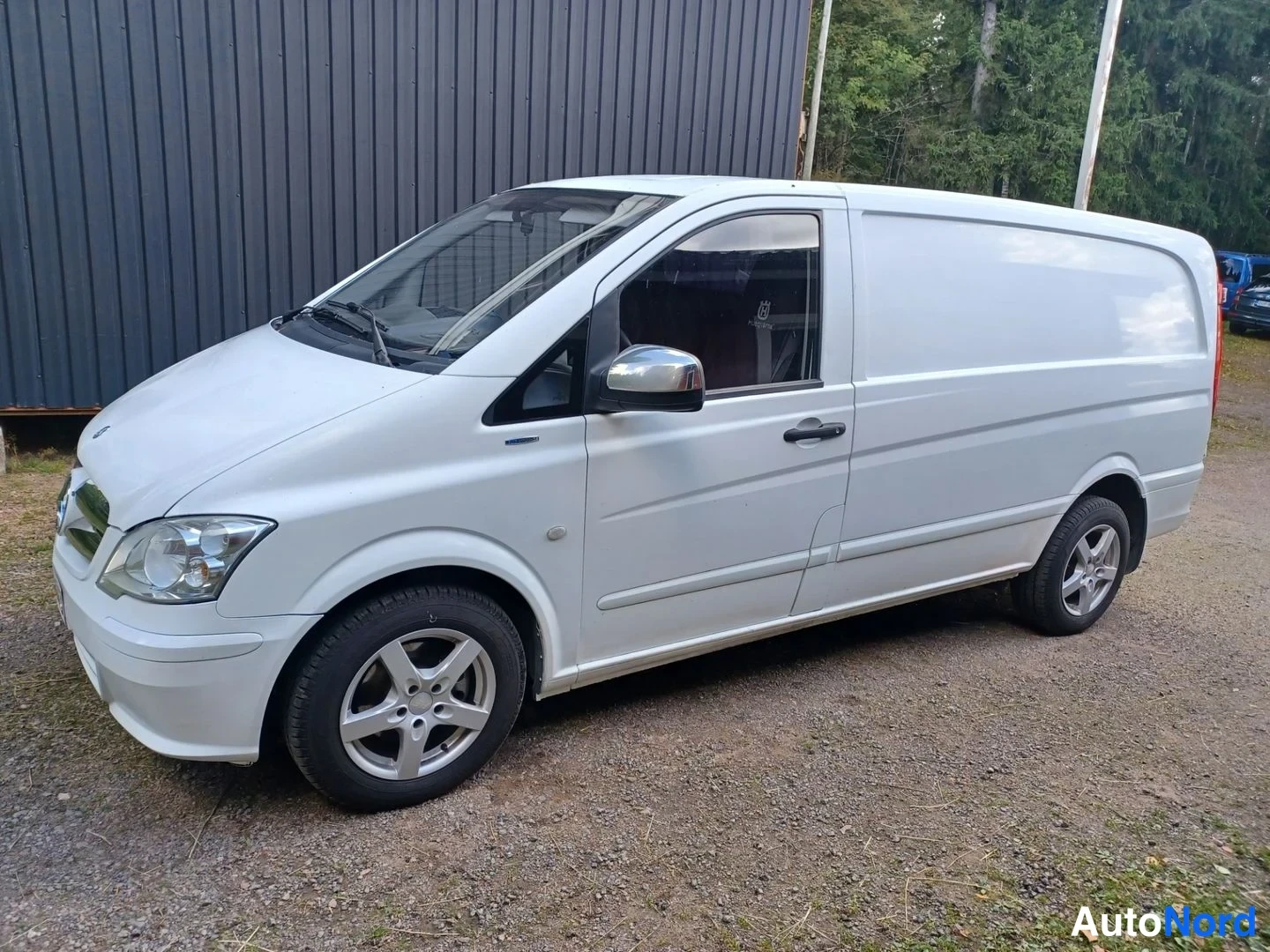Valkoinen Mercedes-Benz Vito 110 CDI 2011, etuviisto, keula vasemmalle, kuva 3