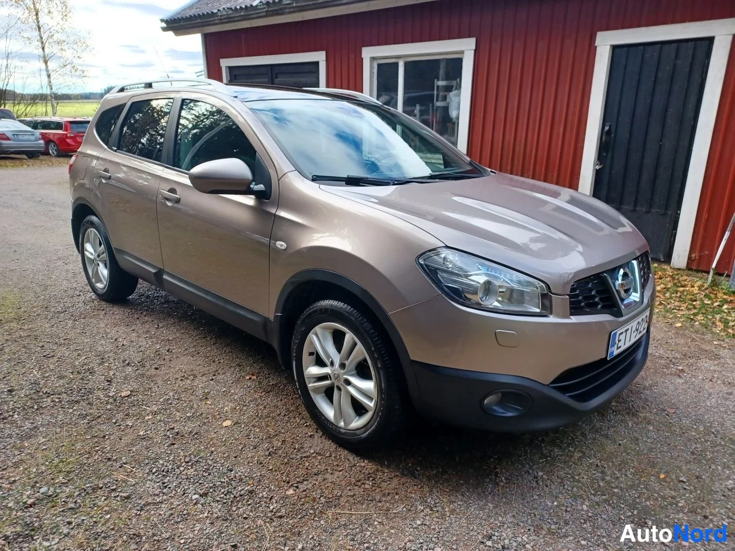 Beige Nissan Qashqai+2 2011, etuviisto, keula oikealle, kuva 4