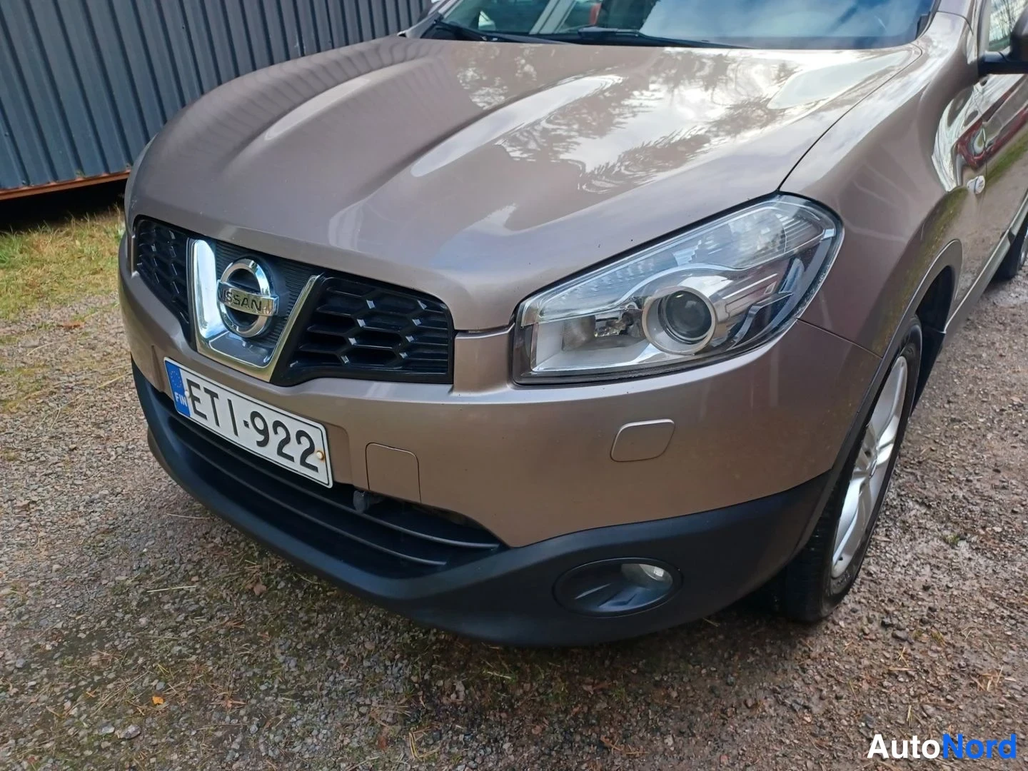 Beige Nissan Qashqai+2 2011, etuviisto, keula vasemmalle, kuva 3
