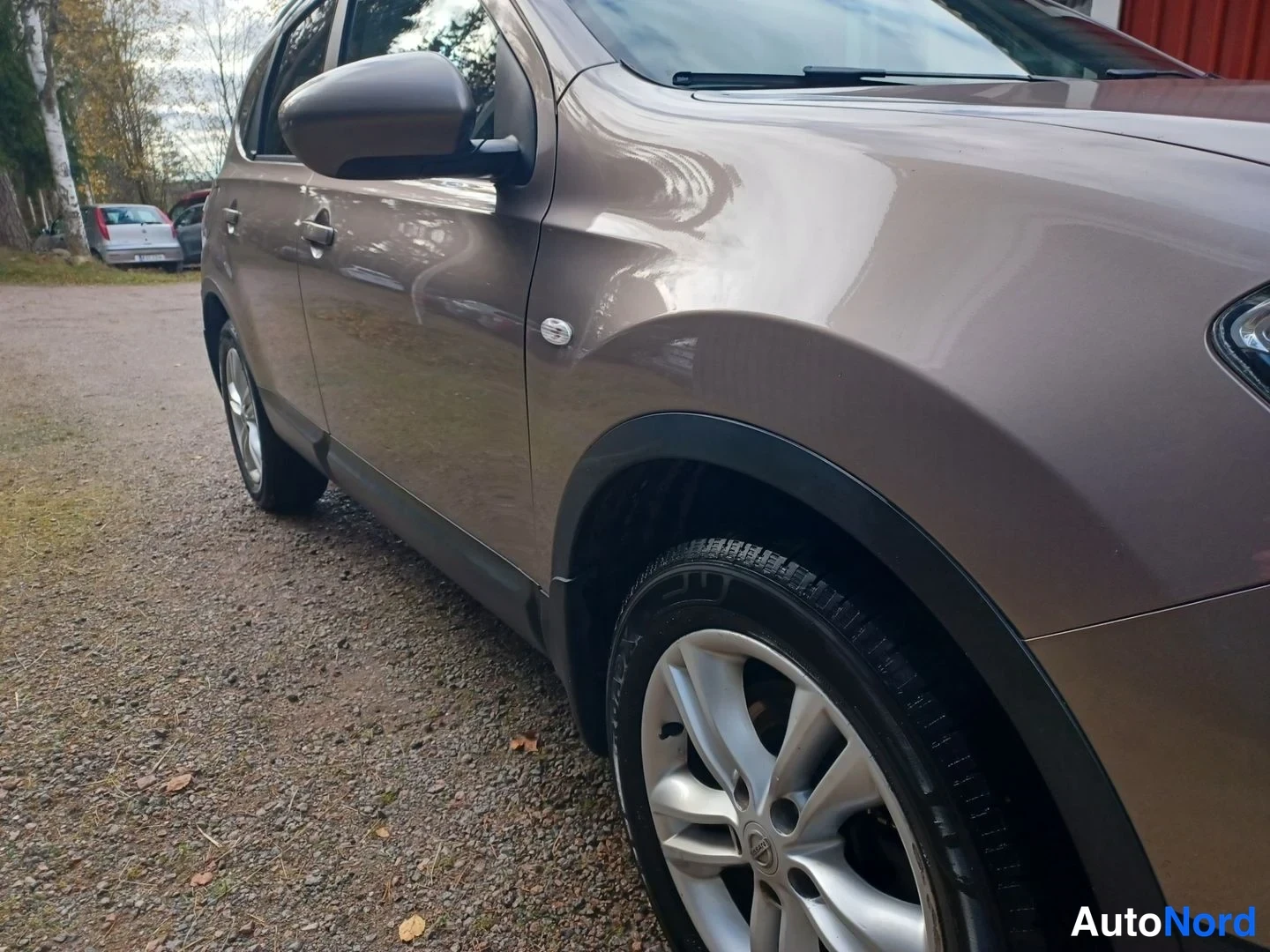 Beige Nissan Qashqai+2 2011, etuviisto, keula oikealle, kuva 6