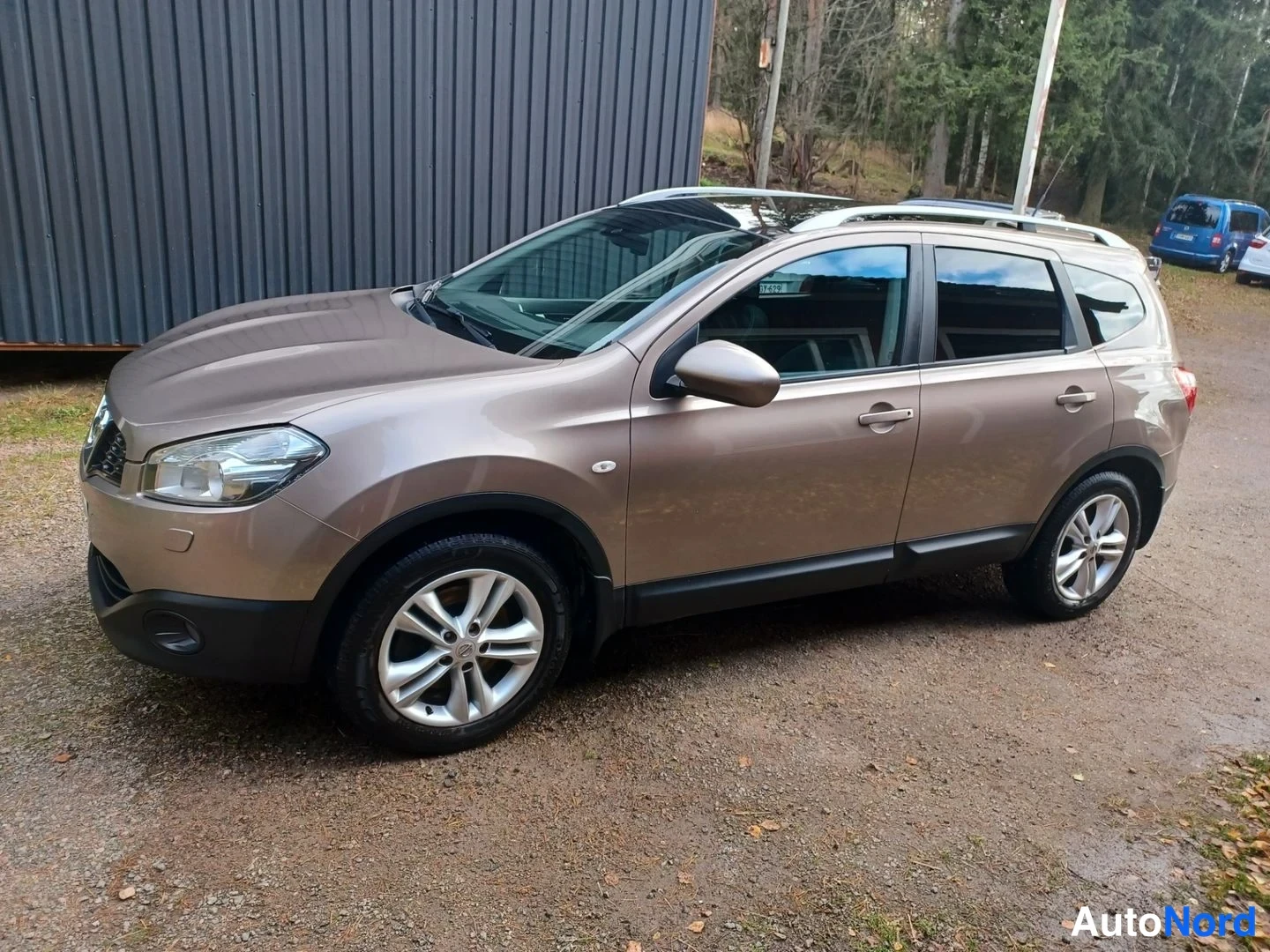Beige Nissan Qashqai+2 2011, etuviisto, keula vasemmalle, kuva 2