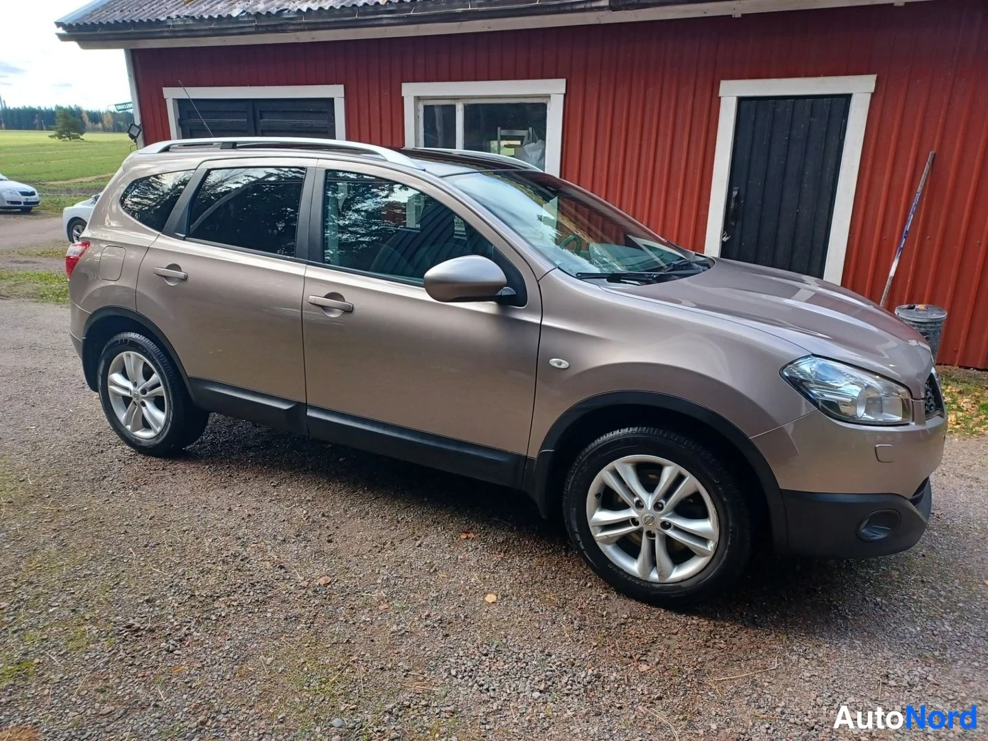 Beige Nissan Qashqai+2 2011, etuviisto, keula oikealle, kuva 5