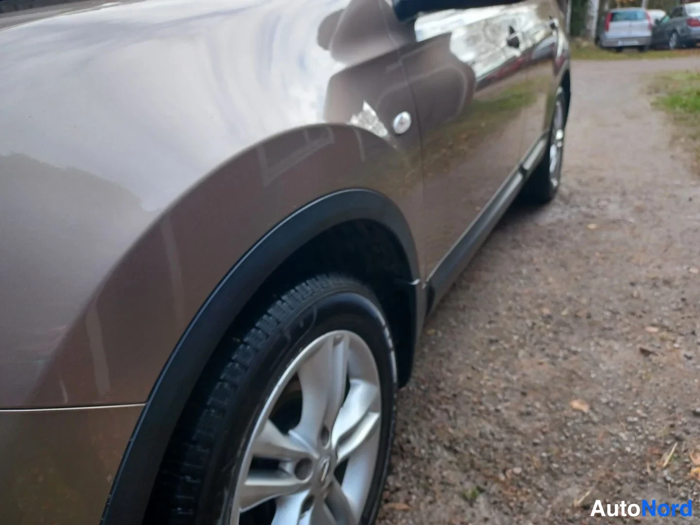 Beige Nissan Qashqai+2 2011, sivulta, kuva 8