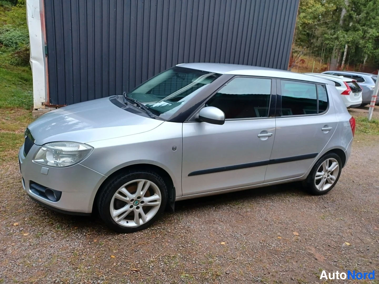 Harmaa Skoda Fabia 2009, etuviisto, keula vasemmalle, kuva 2