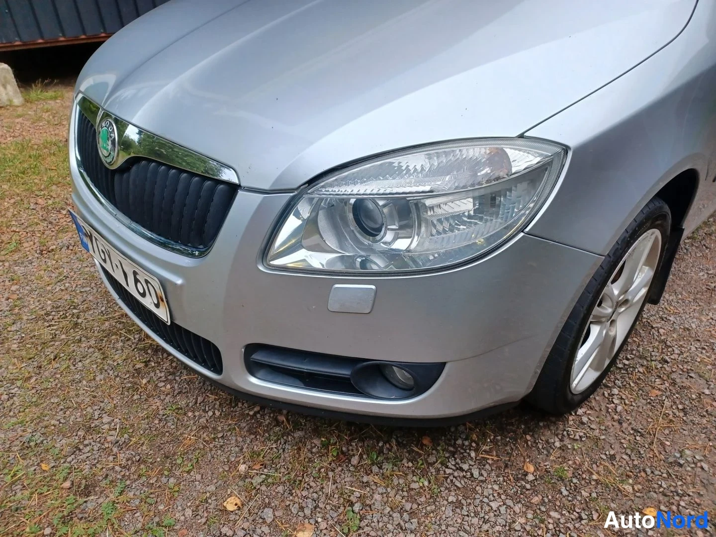 Harmaa Skoda Fabia 2009, etuviisto, keula vasemmalle, kuva 4