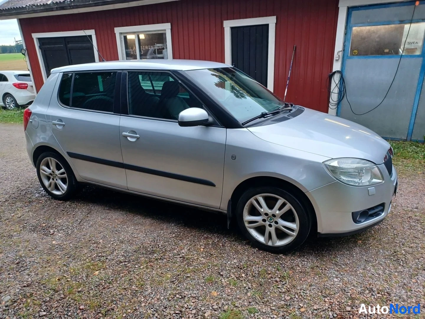 Harmaa Skoda Fabia 2009, etuviisto, keula oikealle, kuva 5