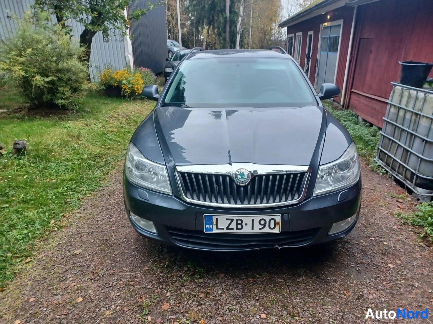 Harmaa Skoda Octavia 2010, edestä, kuva 3