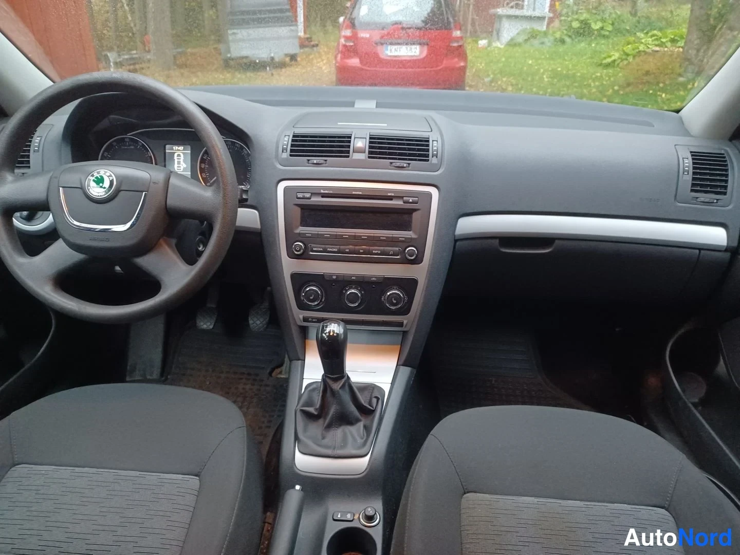 Harmaa Skoda Octavia 2010, ohjaamo, kuva 10