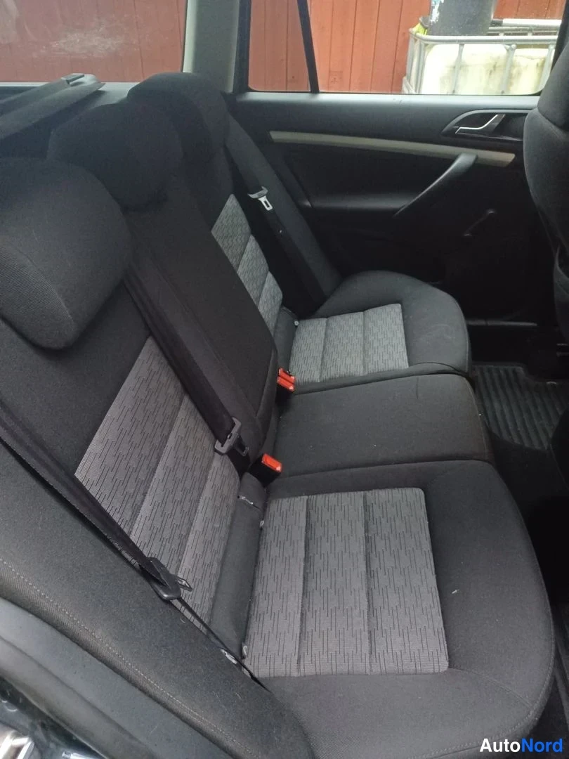 Harmaa Skoda Octavia 2010, takaistuimet, kuva 12