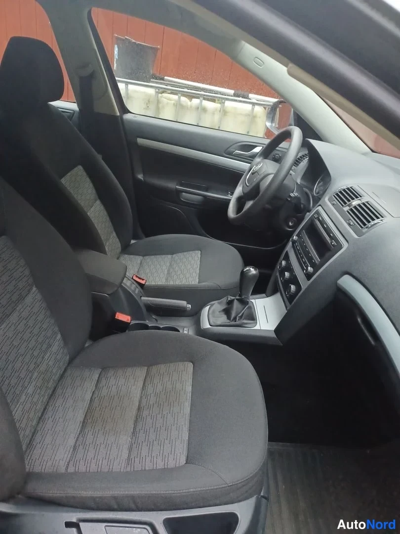 Harmaa Skoda Octavia 2010, etuistuimet, kuva 11