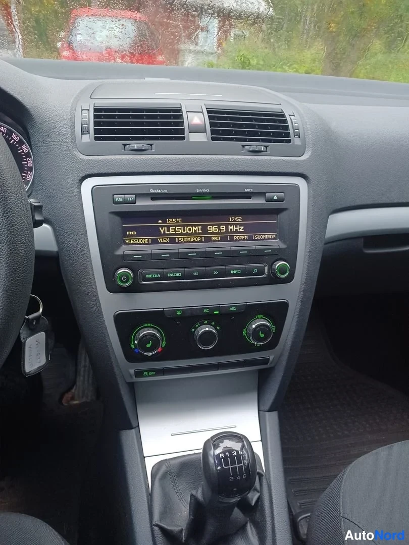 Harmaa Skoda Octavia 2010, yksityiskohta, kuva 14