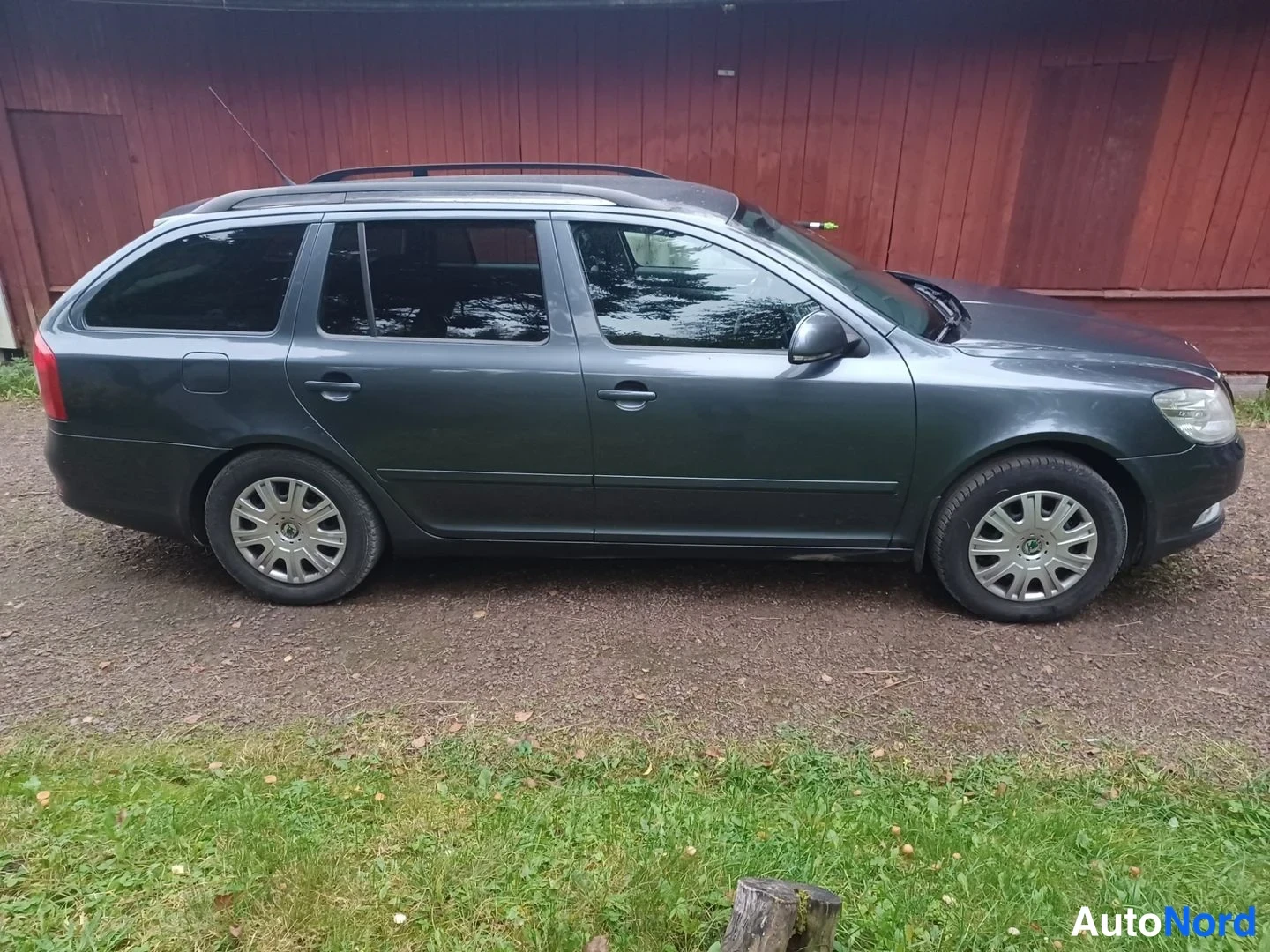 Harmaa Skoda Octavia 2010, sivulta, kuva 4