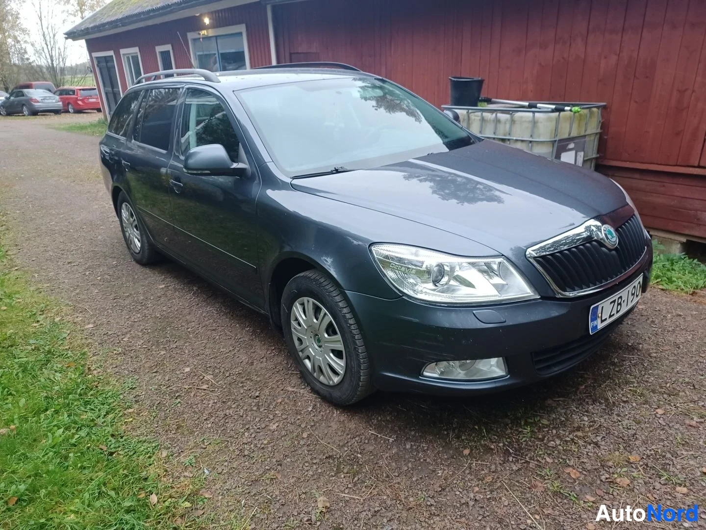 Harmaa Skoda Octavia 2010, etuviisto, keula oikealle, kuva 2
