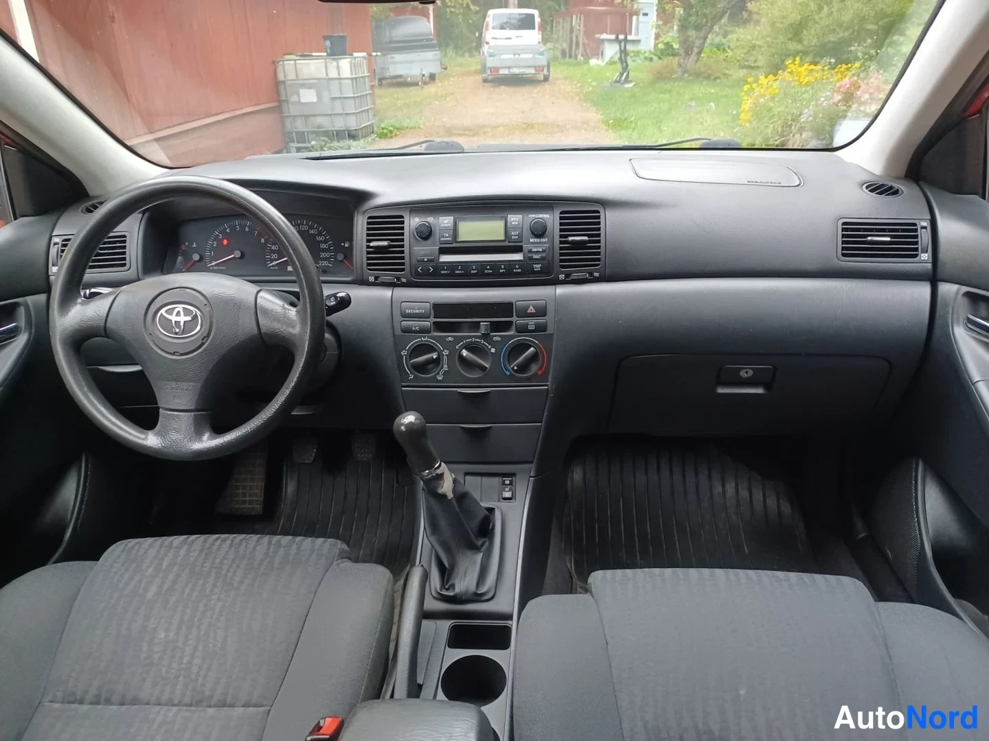 Punainen Toyota Corolla 2004, ohjaamo, kuva 10