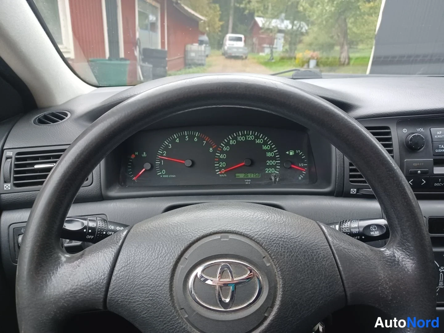 Punainen Toyota Corolla 2004, ohjaamo, kuva 11