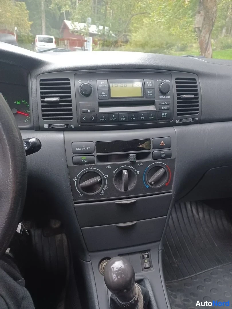 Punainen Toyota Corolla 2004, ohjaamo, kuva 12