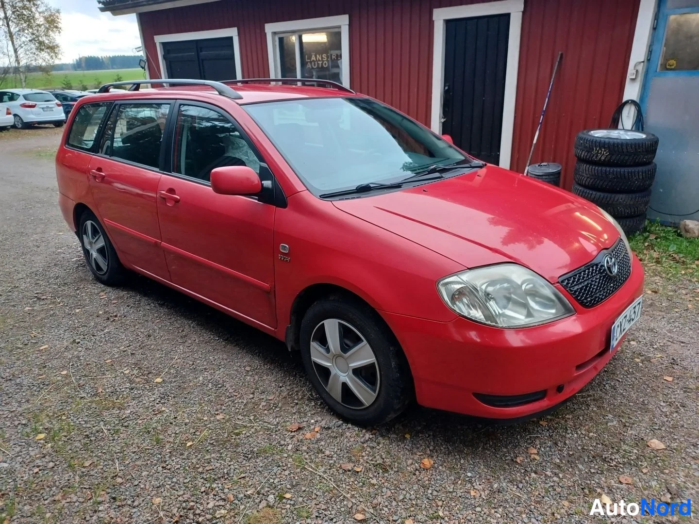 Punainen Toyota Corolla 2004, etuviisto, keula oikealle, kuva 3
