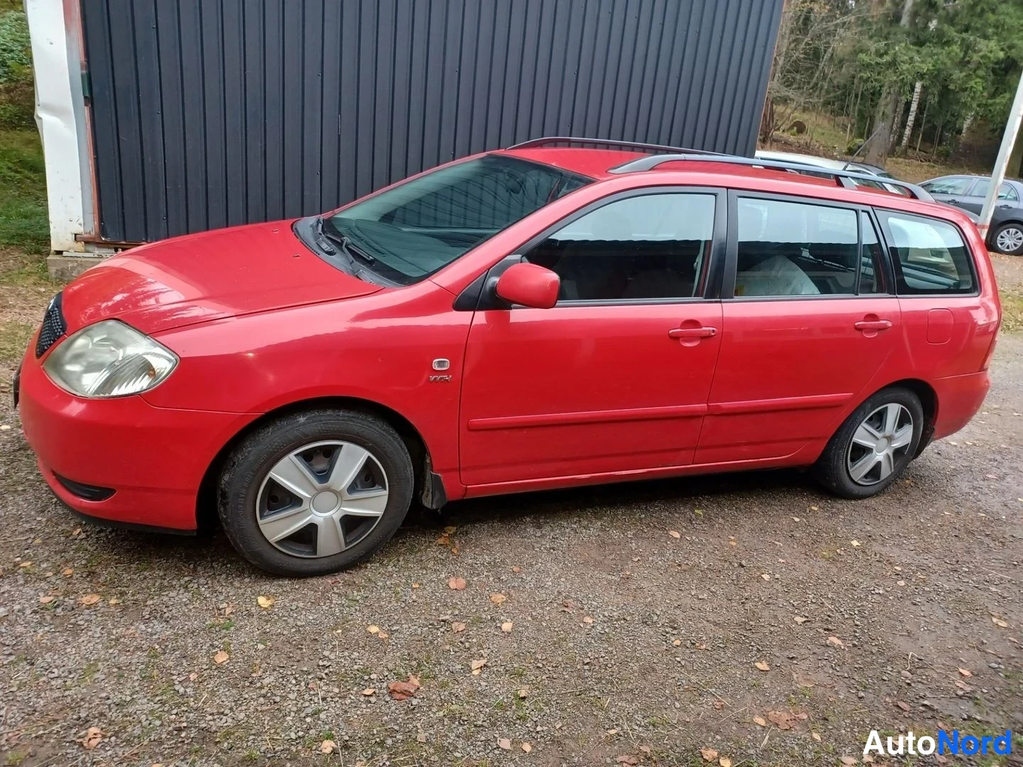 Punainen Toyota Corolla 2004, etuviisto, keula vasemmalle, kuva 2