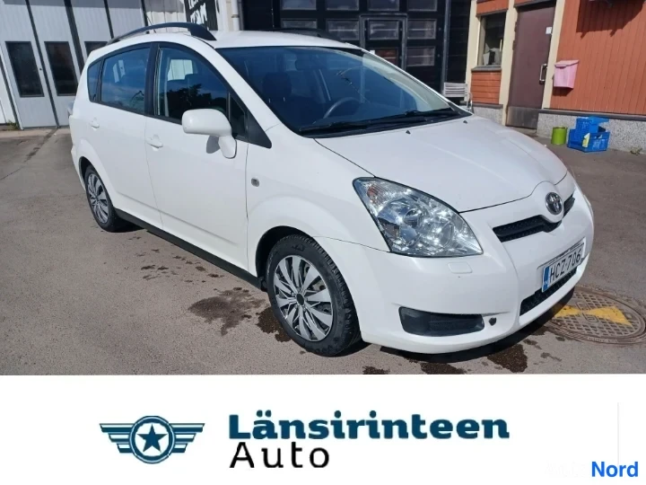 Valkoinen Toyota Corolla Verso 2008, etuviisto, keula oikealle, kuva 3